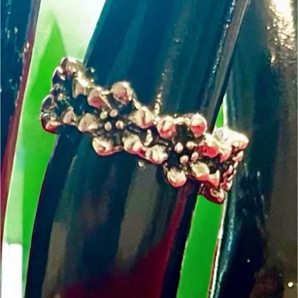 🔥2/$24 or 3/$30🔥 Elegant Silver Floral Band Ring - Picture 4 of 7